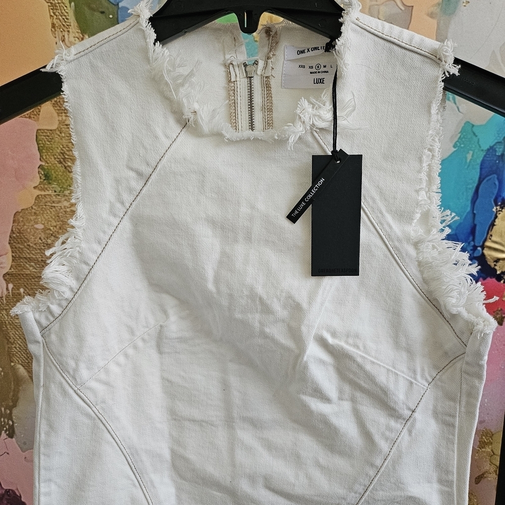 Elegant White Frayed Edge Sleeveless Blouse - Picture 1 of 3